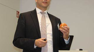 Mit dem Apfel begann die Geschichte der Nahrungs- und Getränkeindustrie, so Georg Stawowy, Vorstand der Lapp Holding AG. (Bild: Zwettler, konstruktionspraxis)
