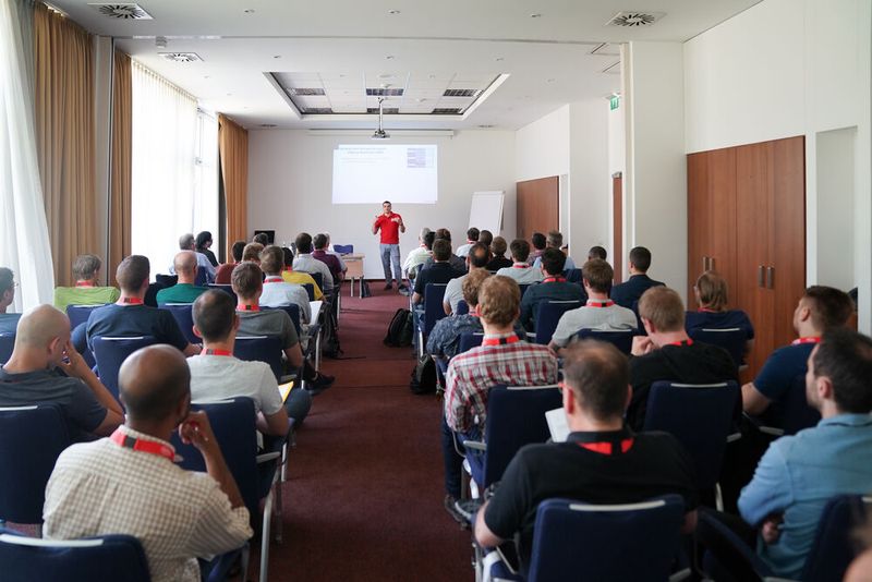 FPGA Conference Europe 2022: Über 70 Sprecher, 100 Vorträge und über 250 Teilnehmer – nach zwei Jahren mit Corona-bedingten Digitalkonferenzen fand die dreitägige FPGA Conference vom 5. bis 7. Juli 2022 endlich wieder als Präsenzveranstaltung statt. Besondere Highlights waren die spannende Keynote von Nick Ni von AMD/Xilinx, die interessante Couchtalk-Expertenrunde, der traditionelle BBQ-Grillabend sowie die vielen glücklichen Gewinner der Verlosungsaktionen.  (Bild: Nadine Stegemann)