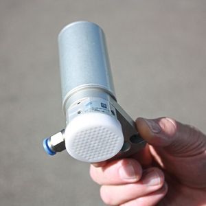 Le système de préhension Schmalz Flow pour la manutention automatisée de petites pièces délicates. Système de vide doux jusqu'à 160 mbar et surfaces d'aspiration en polyoxyméthylène pour une prise et un dépôt en toute sécurité.(Source :  Martin Group)