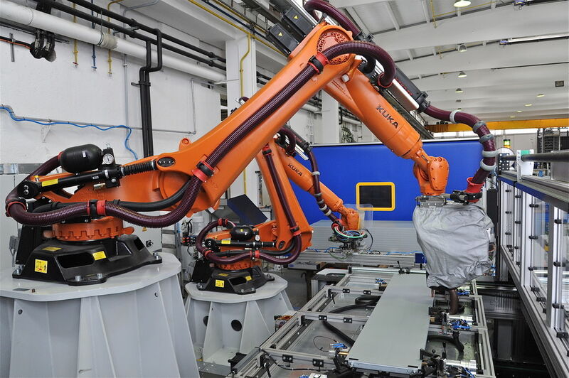 Mit der Roboterbaureihe KR Quantec erreichte Kuka Fortschritte bei der Energieeffizienz. Hier übernehmen zwei Roboter das Handhaben und Bearbeiten von Aufzugtüren. (Bild: Kuka)