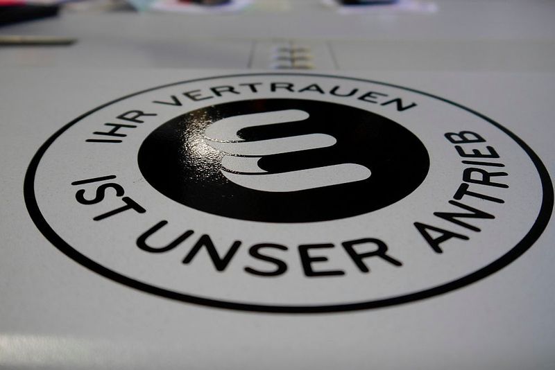 „Ihr Vertrauen ist unser Antrieb!“ – der Slogan von Euro Repar ist überall im Betrieb zu sehen. (Bild: Christine Winkler)