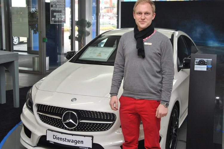 Das Autohaus Lueg hat im vergangenen Jahr ein internes Team ins Leben gerufen, um den Verkauf der A-Klasse zu forcieren. Die speziell gekleideten Mitarbeiter beraten die Kunden sehr zielgerichtet und setzen für das Verkaufsgespräch unter anderem i-Pads ein. (Foto: Michel)