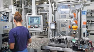 Die Anlage musste sich räumlich in die Produktionslinie einfügen. Dafür entwickelte Kuka Systems eine Stahlbaukonstruktion in Form eines Galgens, an der ein feinfühliger Leichtbauroboter befestigt ist. Der LBR iiwa kann so hängend arbeiten und nimmt wenig Platz in Anspruch. (Kuka Systems)