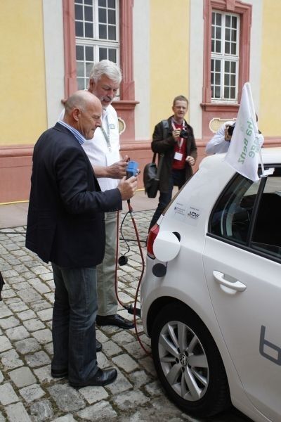 Bertha Benz Challenge, 2. Tag: Ankunft der Teilnehmer am Bruchsaaler Schloss (Ulrich Steinlechner)