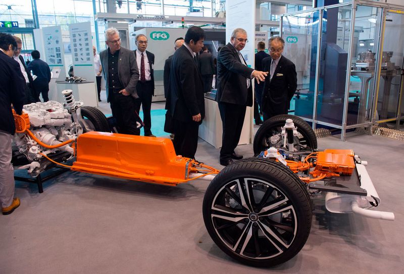 Garant für gute Geschäfte, Schaufenster für den internationalen Markt, Taktgeber für die Zukunft der Produktion – so beschreiben die Aussteller die EMO Hannover 2017. (VDW)