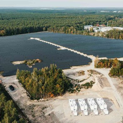 Der Photovoltaik- und Batteriespeicherpark im sächsischen Elsterheide. (Bild: Ampyr Solar Europe)