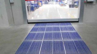 Ein pfiffiges System verhindert, dass Stapler und Co. Schmutz in die Produktion einschleppen. (Bild: Maschinenfabrik Heute)