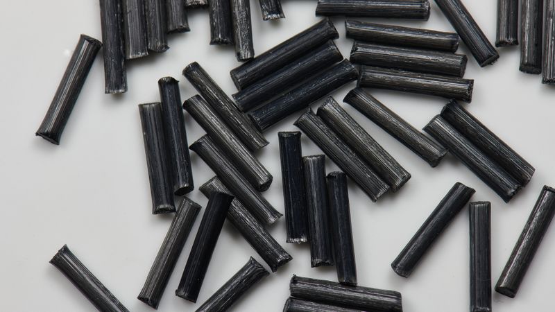 Langfaserverstärkte Thermoplaststäbchen für die Herstellung leichter Automobilteile mit hoher Steifigkeit.(Bild:  © digitalstock - stock.adobe.com)