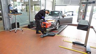 Keine Seltenheit: Rechts das Digital-SEP samt kalibriertem HU-Scheinwerferprüfplatz, doch der Prüfingenieur greift lieber zum guten alten und nicht kalibrierten Analog-SEP. (Bild: Dominsky/»kfz-betrieb«)