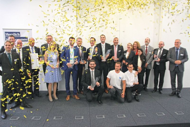 Konfettiregen für die glücklichen Gewinner. (PROCESS)