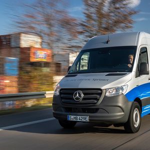 Mit 120 km/h ist der E-Sprinter von Mercedes vergleichsweise flott unterwegs.(Bild:  Mercedes-Benz)