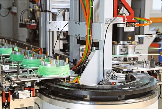 Von wegen schief gewickelt: Als zentrales Element für den Produkttransport ermöglicht XTS jede Menge Maschinenflexibilität und einen geringen Anlagen-Footprint. Von wegen schief gewickelt: Als zentrales Element für den Produkttransport ermöglicht XTS jede Menge Maschinenflexibilität und einen geringen Anlagen-Footprint.