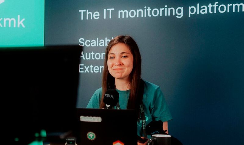 Sara Garifullina, Community Managerin bei CheckMK, moderierte den Livestream für die mehr als 700 virtuellen Gäste. (Bild: CheckMK)