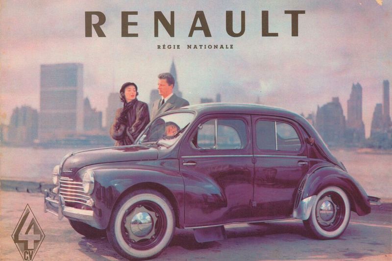 VW-Käfer-Konkurrent aus Frankreich – der kleine Renault 4CV. Er war ein viertüriger Pkw mit Heckantrieb, den Renault von 1946 bis 1961 baute. Insgesamt kamen 1,1 Millionen Fahrzeuge zur Auslieferung. (Bild: Renault)