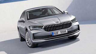 Den Superb, das Flaggschiff von Skoda, gibt es bereits seit mehr als 20 Jahren. (Bild: Skoda)