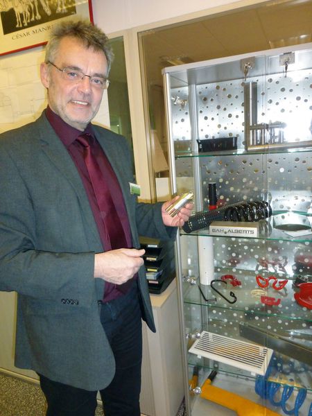 Ludger Beulke, Prokurist und Betriebsleiter bei GAH Alberts, mit einem Produkt aus dem Bereich des Industrieservice. Es handelt sich um eine Halterung für Fotoapparate im Bereich Ladenbau. (Bild: Finus)