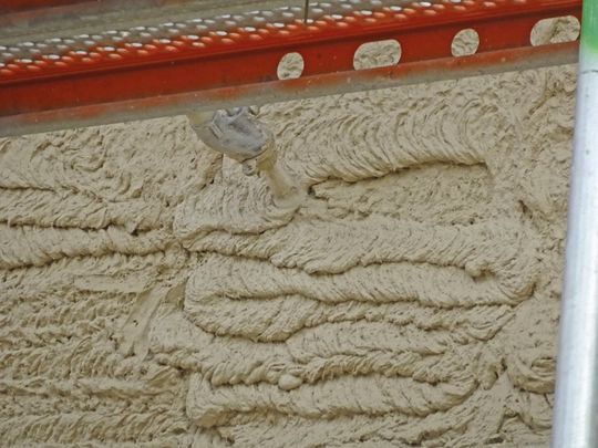 (Spritzdämmung „maxit eco 720“ im Einsatz: Das Speichervermögen der alten und schweren Wände musste bei der Sanierung des „Hufeisens Margaretenau“ Berücksichtigung finden. Bild: Maxit)