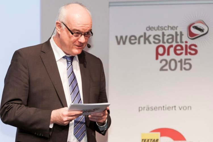 Stellv. »kfz-betrieb«-Chefredakteur Konrad Wenz stellte alle Sieger des Deutschen Werkstattpreises in einem Kurzfilm vor. (Foto: Bauseweini)