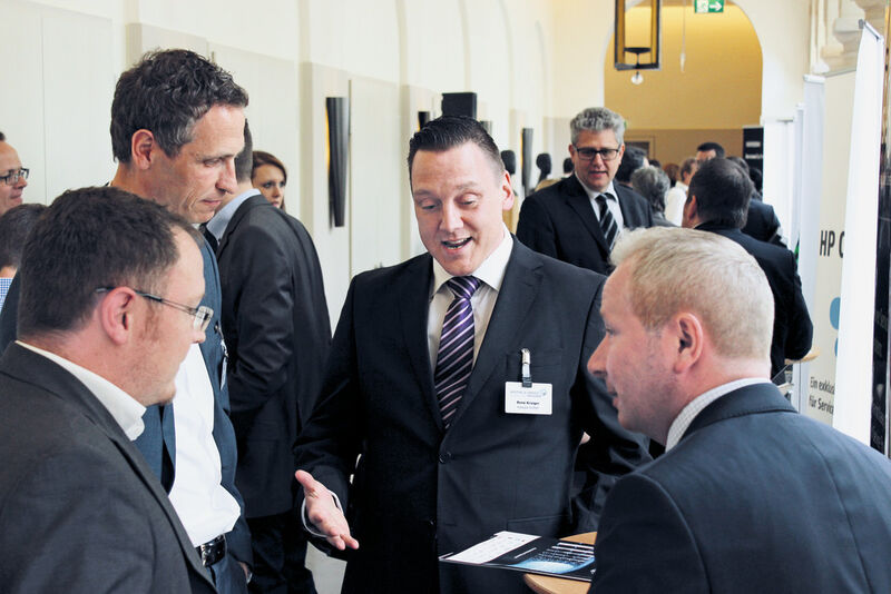 (v.l.) René Krieger und Thomas Hefner, Kaseya, im Vier-Augen-Gespräch mit zwei Veranstaltungs-Gästen (Bild: IT-BUSINESS)