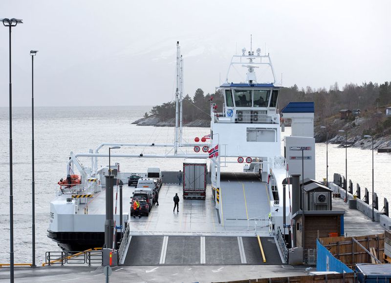 Da das Stromnetz in Oppedal und Lavik nicht für diese Art Ladesystem ausgelegt ist, hatte Siemens die Idee, drei Batteriepakete zu installieren: eines auf der Fähre und je eines an Land. Die Batteriepakete an Land werden durchgängig geladen und die Ladung wird während der Anlegezeit auf die Fähre übertragen. (Siemens)
