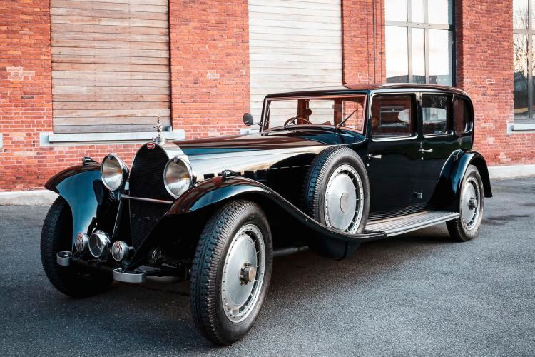 Ein beziehungsweise der Typ 41 Royale Park Ward, ausgestellt im „Cité de l'Automobile“ in Mulhouse, dem weltgrößten Automuseum. So verwirklichte Bugattis die „autombile Oberklasse“. Der Royale war aufwändig konstruiert und erreichte dank seines bis zu 300 PS starken Achtzylinder-Reihenmotors eine Höchstgeschwindigkeit von 200 Stundenkilometern. Gebaut wurde er von 1926 bis 1933. (Bild: Cité de l'Automobile)