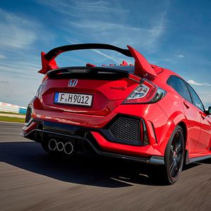 Der Type R trägt drei Auspuffrohre im Ferrari-F40-Look. Zu hören ist davon allerdings wenig.(Bild:  Honda)