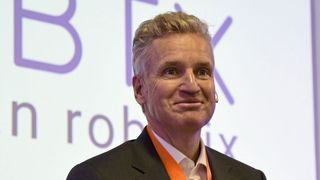 Frank Blase, Geschäftsführer von Igus, lüftet auf der Pressekonferenz während der Hannover Messe das Geheimnis um „Igus wird lila“. (Stefanie Michel)