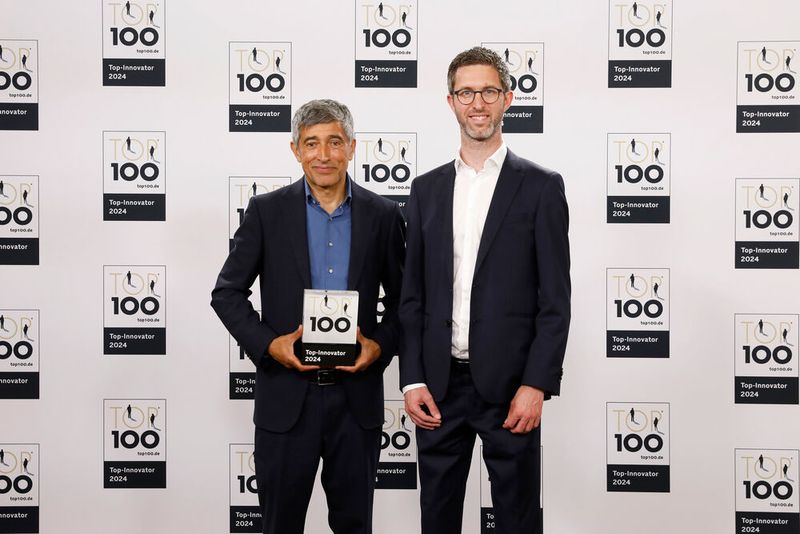 Die Burger Group bietet kundenspezifische Antriebslösungen und setzt dabei voll auf Robotik und KI. Das Unternehmen produziert aktuell mit mehr als 100 Robotern, was für die Mitarbeiter einen Raum für Innovationen schafft. Ihnen steht dafür ein hauseigenes Testcenter zur Verfügung. Im Bild: Manuel Burger (Geschäftsführer). (Bild: KD Busch/compamedia)