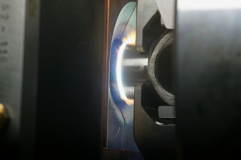 Das von Kuka Systems entwickelte Magnetarc-Schweißen gehört zu den Pressschweißverfahren mit magnetisch bewegten Lichtbogen unter Schutzgas. Mit dem Verfahren lassen sich Hohlprofile mit Wandstärken zwischen 0,7 und 10mm fügen. (Bild: Kuka)