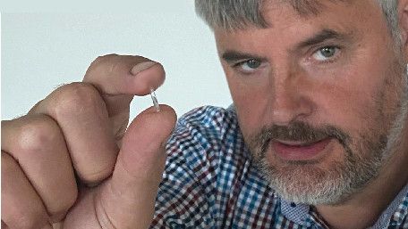 Peter van de Graaf, Gründer und CEO von Choice, präsentiert das neuartige mikro-mechanische Verhütungsimplantat.(Bild:  Choice/Meko)