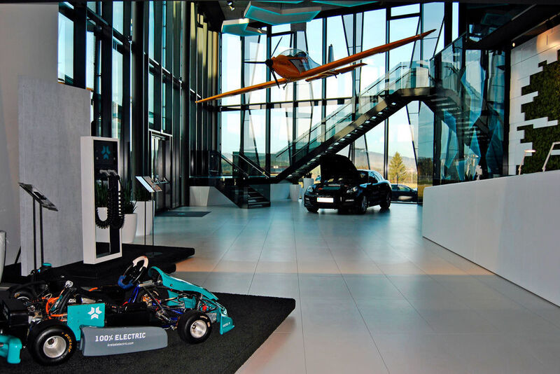 Im Foyer des Headquaters: Hier zeigen die Kreisel-Brüder ihre Technologien, ... (Automobil Industrie/Svenja Gelowicz)