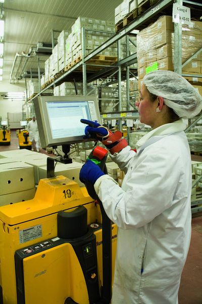 Der Noax-Industrie-PC montiert auf einem Hubwagen. (Archiv: Vogel Business Media)