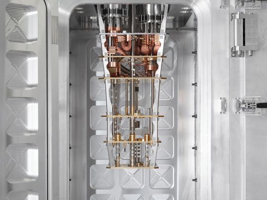 Ein platzsparender Aufbau des Modulinneren und eine getrennte Führung von Kühlungs- und Verbindungselementen soll die Wartung erleichtern.(Bild:  IBM)