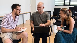 Prof. Dr. Frank Kirchhoff im Gespräch mit den zwei PhD Studenten Alexandre Laliberte aus Kanada und Caterina Prelli Bozzo aus Italien. (Bild: Dré van der Merwe/Universität Ulm)