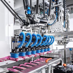 Bis zu 60 Schachteln – oder 480 Produkte – pro Minute schafft beispielsweise der lightline Kartonierer, den Schubert zur Fachpack als Verpacker für Energieriegel gezeigt hat.(Bild:  Gerhard Schubert GmbH)