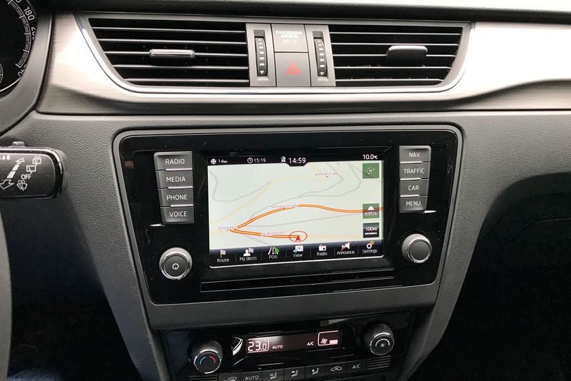 An der zentralen Bedieneinheit erkennt man die Zugehörigkeit zum VW-Konzern deutlich.  (Grimm / »kfz-betrieb«)