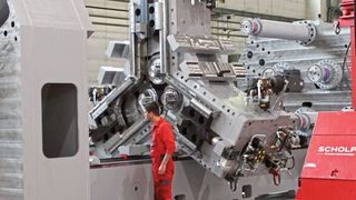 Die Versuchsanlage zur umformbasierten Herstellung von Schiffsgetriebe-Hohlwellen umfasst neben der eigentlichen Umformmaschine zum Bohrungsdrücken auch eine leistungsfähige Induktionsanlage zur Erwärmung der Großwellen sowie die notwendigen Handling- und Sicherheitseinrichtungen. (Fraunhofer-IWU)