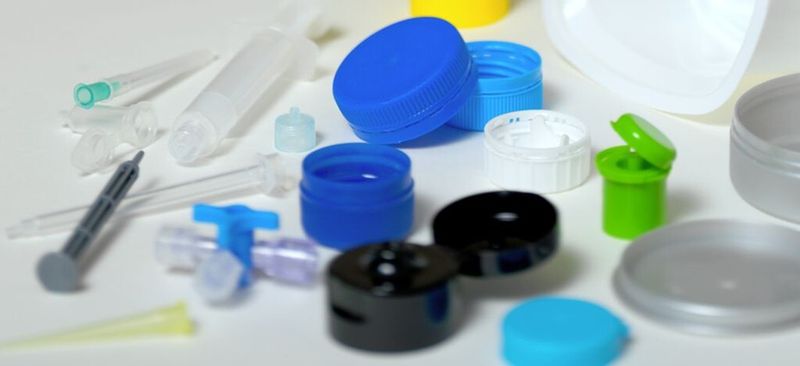 Typische Bauteile aus dem Medizinsektor und dem Verschlusskappenbereich, die auf Präzisionswerkzeugen mit Schweizer Schöttli-Technik hergestellt werden können. Diese sind prädestiniert für die Massenfertigung und Anwender erreichen mit ihnen nicht selten eine Zykluszeit von nur 2 s, wie auf der K 2013 bewiesen wurde. (Bild: Schöttli)