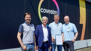Freuen sich gemeinsam über den Preis: Victor Ortega, Standortleiter Covestro Brunsbüttel, Alexander Warstat, Pressesprecher des VCI Nord, Jan Holler, Leiter des ausgezeichneten Rohrleitungsprojekts bei Covestro in Brunsbüttel, und Daniel Koch, Produktionsleiter Europa bei Covestro (v.l.). (Bild: Covestro)