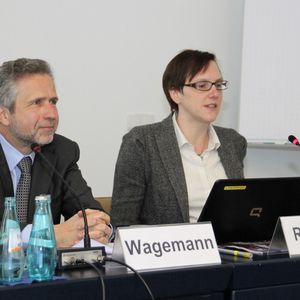 Kurt Wagemann, Geschäftsführer und Kathrin Rübberdt von der DECHEMA sehen dem zentralen Thema der ACHEMA, Bioökonomie, mit Spannung entgegen.