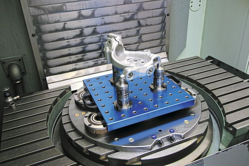 Platz 4: Mit dem modularen 5-Achs-Modul-Spannsystem von Kipp konnte Glossform Bauteile mit komplexen Konturen sicher und präzise fixieren. (Bild: Kipp)