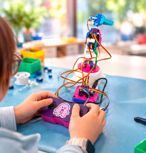Les ateliers « MechARMtronik » et « Thymio » sont consacrés à la robotique et à la programmation. (Source : FSRM)