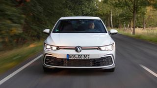 Der VW Golf ist in der Kompaktklasse noch top. Doch andere Modelle aus anderen Segmenten verkaufen sich besser. (Bild: VW)