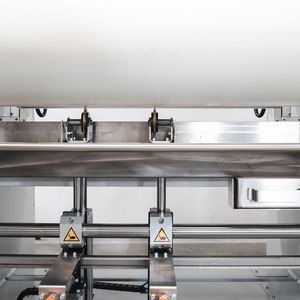 Blick auf den Streifenschneider, der jetzt für die Gummi-Walzwerke Neo-Premium und Neo-Plus von Deguma zur Verfügung steht. Es handelt sich um rotierende Rundmesser, die direkt am unternen Walzenscheitel platziert sind, um das Verletzungsrisiko zu minimieren.(Bild:  Deguma / Th. Höhl)