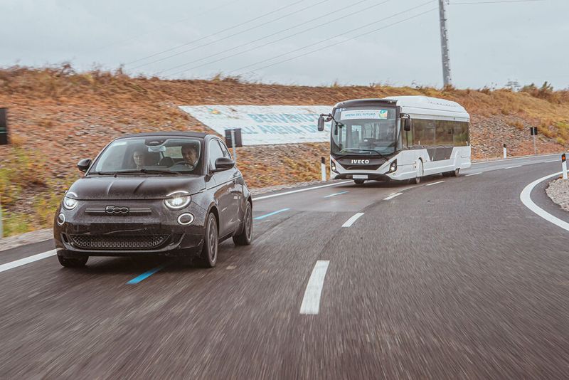 Strom aus der Straße: Die beiden Testfahrzeuge holen sich ihre Antriebsenergie aus speziellen Leiterschleifen unter dem Asphalt.(Bild:  Stellantis Germany)