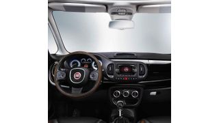 Das Infotainment-System Uconnect 5.0 im Fiat 500L läuft mit dem Betriebssystem Windows Embedded Automotive. Das System wird im 500L als Serienausstattung angeboten. (Bild: Microsoft)
