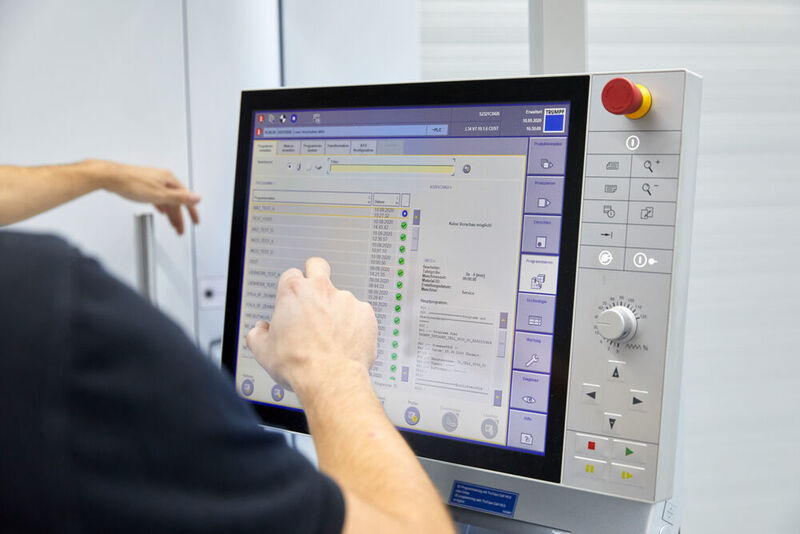 Die Steuerung ist mit einer Siemens NX-Softwareumgebung verknüpft, die das 3D-Scannen schadhafter Bauteile erlaubt und so die additive Reparatur ermöglicht. (Fraunhofer ILT/Ralf Baumgarten)