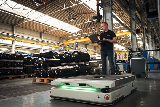 Die KMP 1500P wird im Krone-Werk in Werlte eingesetzt, um den Staplerverkehr zu minimieren. (Bild:  Kuka)