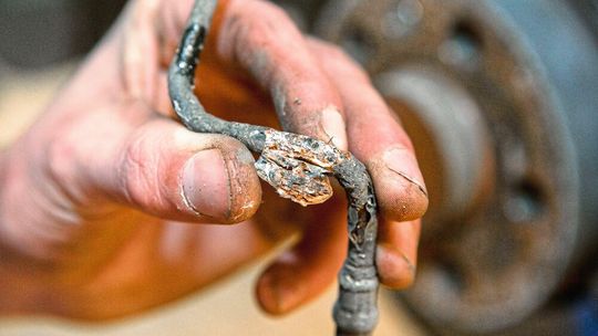 Typisch Bremsleitung, typisch Stahl. Ersatz muss her, doch welcher? Gerne griffen und greifen Werkstätten zu Bremsleitungen aus Kunifer. Die bieten zahlreiche Vorteile, waren bis vor Kurzem aber meist illegal. Endlich gibt es sie nun auch in „legal“.(Bild:  picture alliance/dpa Themendienst)