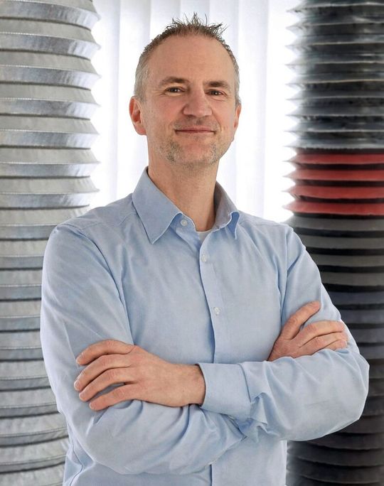 Hendrik Mazur: „Überall wo offener Funkenflug, glühende Partikel oder hohe Strahlungswärme dazu führen, dass die üblichen Standard-Schutzsysteme versagen, bewähren sich unsere Hochtemperatur-Faltenbälge als hochwertige Problemlösung.“(Bild:  Höhl+Westhoff)